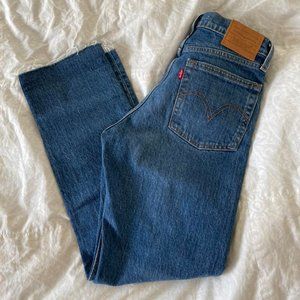 BNWOT Levi’s Wedgie Straight in Dark Wash Size 24
